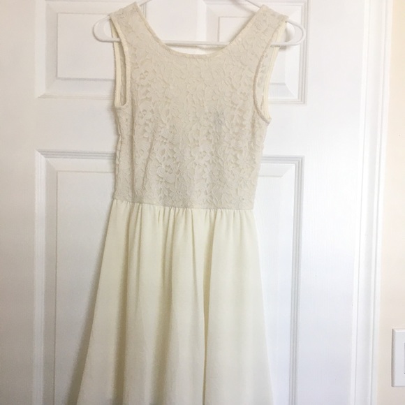 Lace dress 👗 - Picture 2 of 6